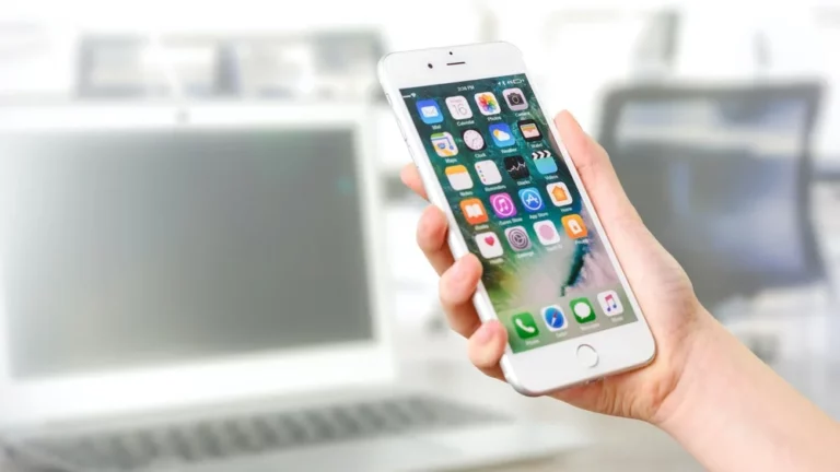 jakie aplikacje warto mieć w telefonie na wakacjach